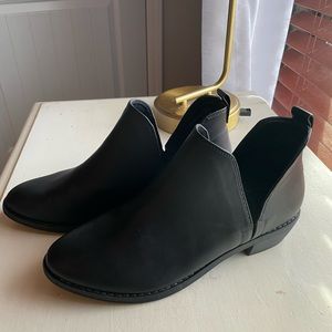 Universal thread black ankle booties